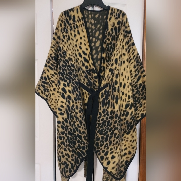 Leopard Poncho - Picture 1 of 3